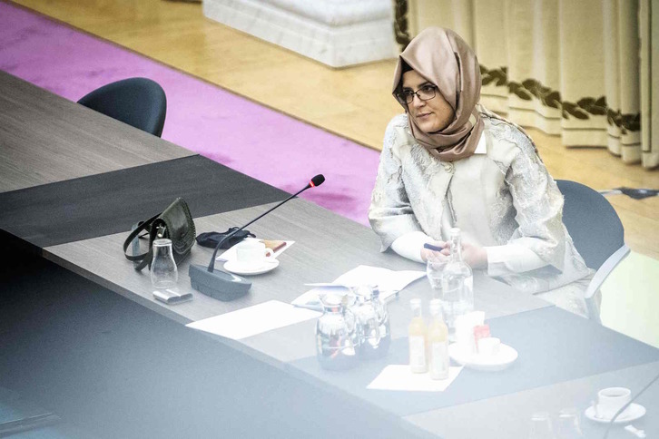 Hatice Cengiz, en el Parlamento holandés esta semana. (Sem VAN DER WAL | AFP)