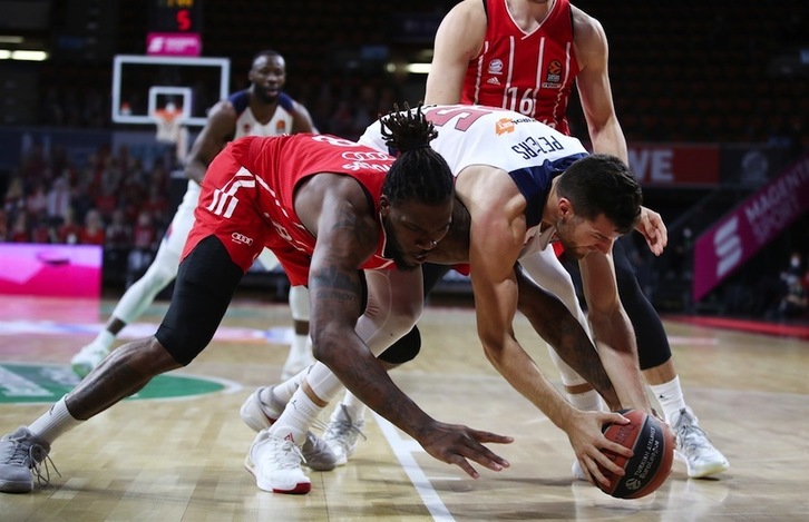 Reynolds y Alec Peters luchan por un balón. El pívot del cuadro alemán se ha acabado por imponer en todos los terrenos. (EUROLEAGUE.NET)