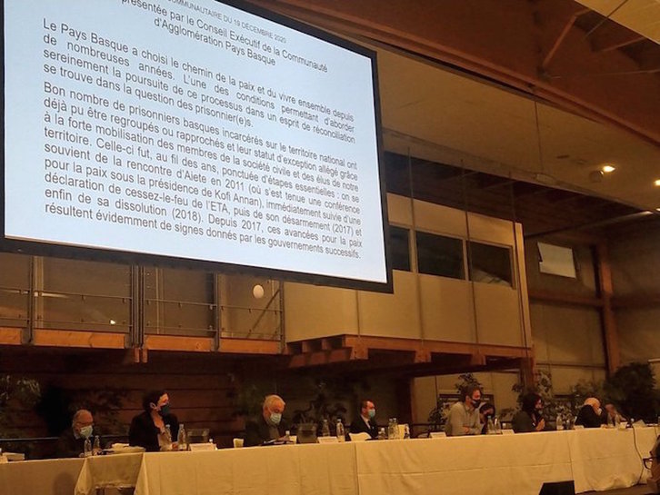 Lectura de la moción por la que la Mancomunidad Vasca ha secundado hoy la convocatoria del 9 de enero. (@euskalirratiak)
