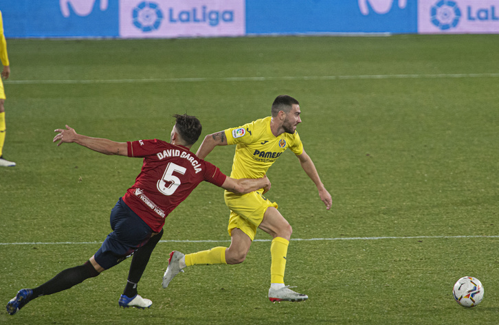 David García ante Moi Gómez, reflejo de un Osasuna superadísimo por el Villarreal. (Jagoba MANTEROLA | FOKU)