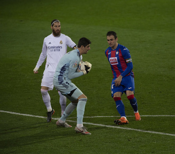 Courtois atrapa el balón ante Kike, autor del gol azulgrana. (Juan Carlos Ruiz/Foku)