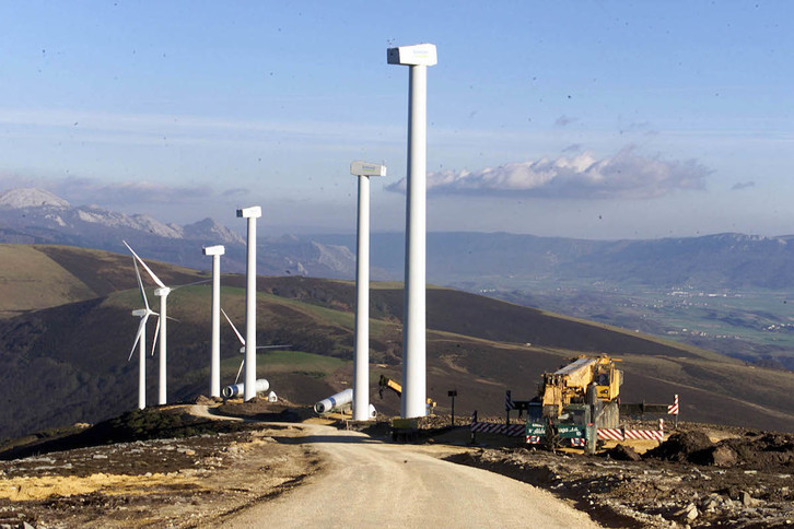 Parque eólico en la sierra de Elgea. (Jon HERNAEZ/FOKU)