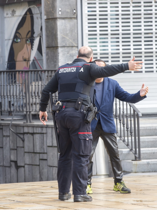 Un agente de la Ertzaintza reprende a un hombre en Bilbo. (Marisol RAMIREZ/FOKU)