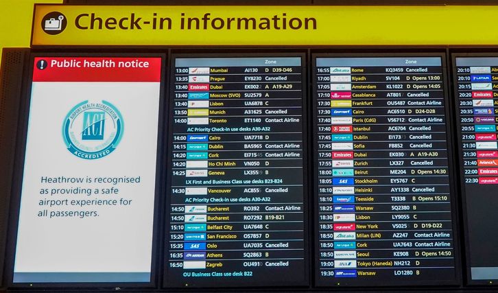 Panel informativo en el aeropuerto londinense de Heathrow.    (Niklas HALLE'N I AFP)