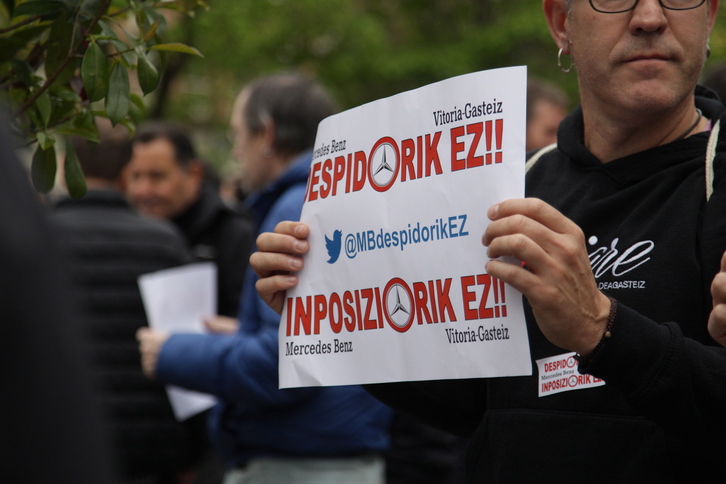  Concentración de los sindicatos de Mercedes-Benz el pasado año para denunciar el despido de tres trabajadores. (Endika PORTILLO/FOKU)