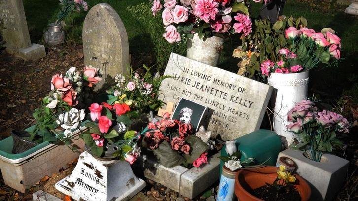 Flores sobre la tumba de Mary Jane Kelly, una de las víctimas de ‘Jack el destripador’. (NAIZ)