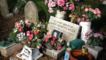 Flores sobre la tumba de Mary Jane Kelly, una de las víctimas de 'Jack el destripador'. (NAIZ)