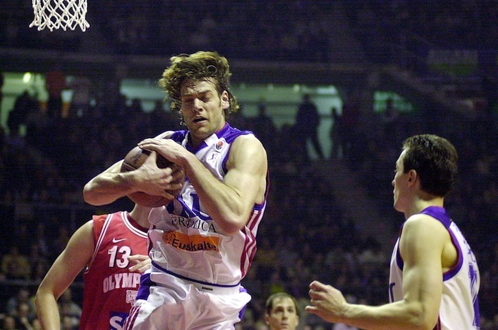 Fabrizio Oberto eta Timinskas, 2000/01 denboraldiko Euroligan Olympiacosen aurkako final-laurdenetan. (Jon HERNAEZ / FOKU)