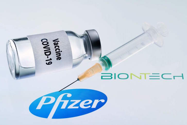 Las primeras dosis que llegarán a la CAV serán de la vacuna desarrollada por Pfizer y BioNTech. (Joel SAGET/AFP)
