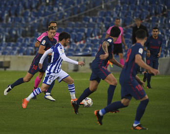 David Silva, rodeado por los jugadores del Atlético en su vuelta al once. (Jon URBE/FOKU)