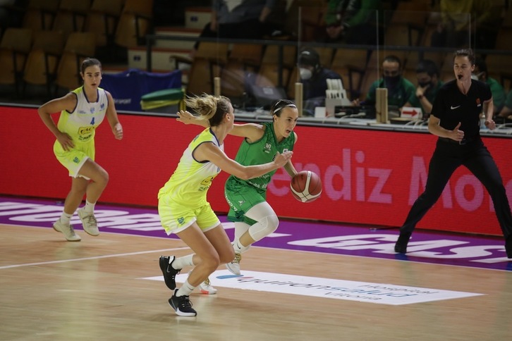 Con sus triples y su dirección, María Asurmendi ha sido diferencial en el partido ante Cadí La Seu. (Endika PORTILLO / FOKU)