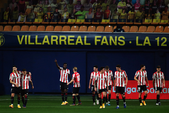 Iñaki Williams recibe la felicitación de sus compañeros tas marcar el 0-1 ante el Villarreal. (AGENCIA LOF)