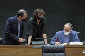 Mikel Asiain (Geroa Bai), Ainhoa Unzu (PSN) y Adolfo Araiz (EH Bildu) conversan en el Parlamento navarro. (Iñigo URIZ/FOKU)