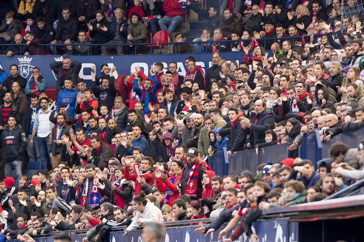 Afición osasunista en El Sadar antes de la pandemia. (Iñigo URIZ/FOKU)