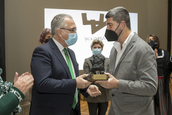 Enrique Maya entrega el premio Txondorra a Fernando Hualde. (IRUÑEKO UDALA)