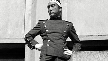 Mishima en su último discurso a los soldados japoneses. (NAIZ)