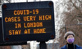 Rótulos instando en Londres a quedarse en casa. (Tolga AKMEN | AFP)