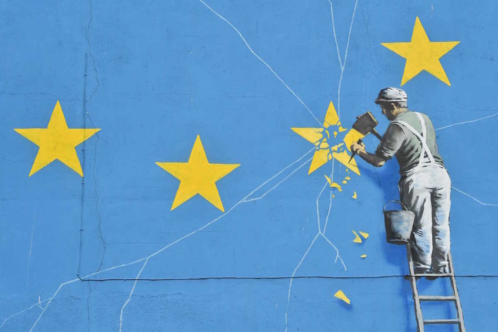 El famoso mural de Banksy sobre la estrella que se descuelga de la UE. (Glen KIRK | AFP)