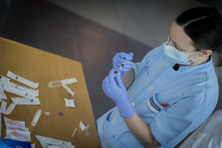 Una enfermera prepara una dosis de la vacuna contra el covid-19 en una residencia de Hondarribia. (Gorka RUBIO/FOKU)