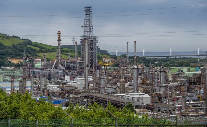 Refinería de Petronor, en Muskiz. (Luis JAUREGIALTZO/FOKU)