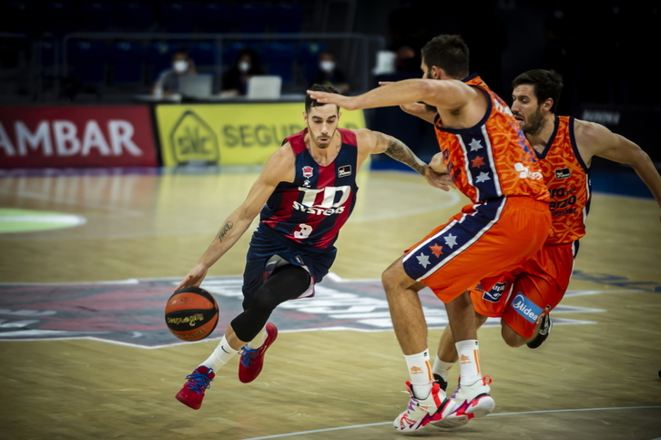 Luca Vildoza en el duelo liguero frente al Valencia Basket. (Jaizki FONTANEDA / FOKU)
