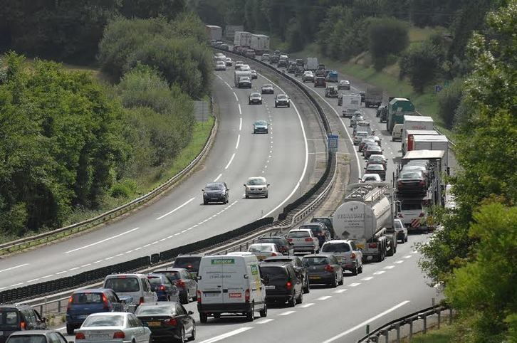 Las autopistas A-63 y A-64 son un importante fuente de contaminación del aire en Ipar Euskal Herria. (BOB EDME)