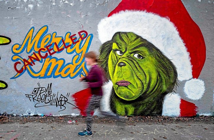 Navidades canceladas, en el grafiti del artista Eme Frrethinker, en las calles de Berlín. (John MACDOUGALL / AFP) 