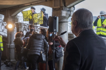 El consejero Arriola interviene en los túneles de La Concha ante protestas, en octubre. (Jon URBE | FOKU)