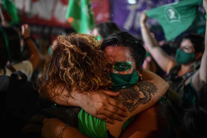 Dos mujeres se abrazan tras la aprobación de la ley del aborto en Argentina. (RONALDO SCHEMIDT/AFP) 