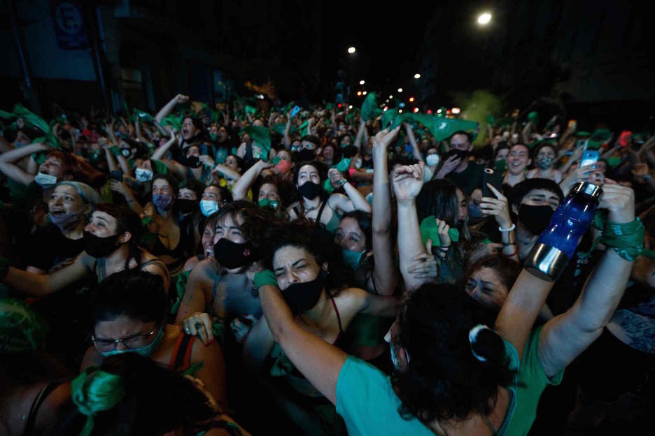 La marea verde celebra con alegría la histórica legalización del aborto en Argentina. (Emiliano LASALVIA/AFP)