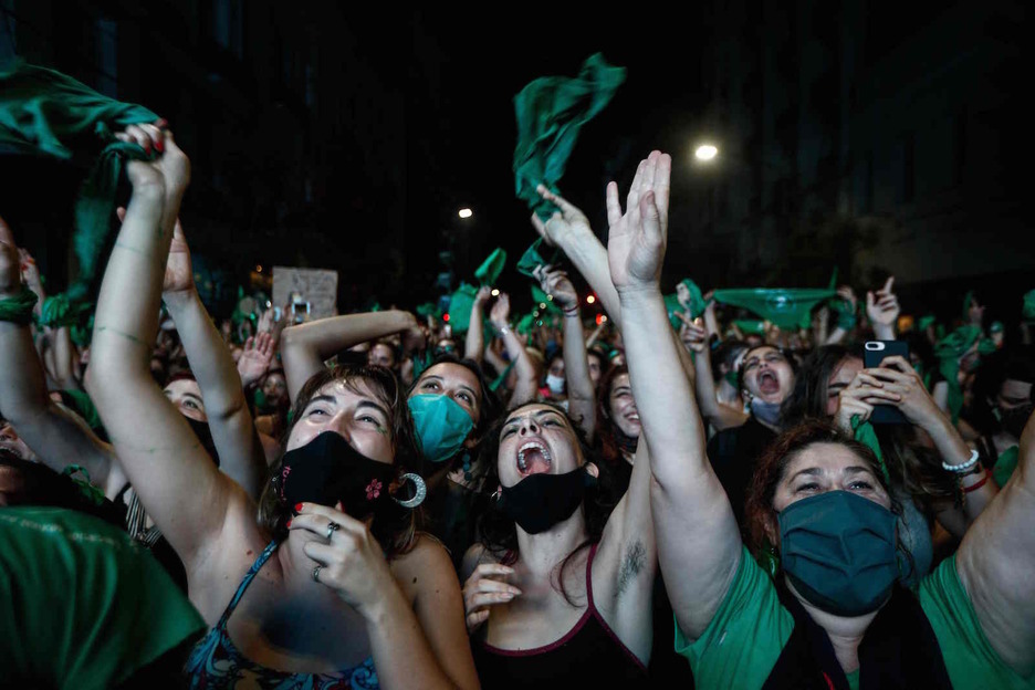 Gritos, lágrimas, abrazos, pañuelos verdes en alto... (Emiliano LASALVIA/AFP)