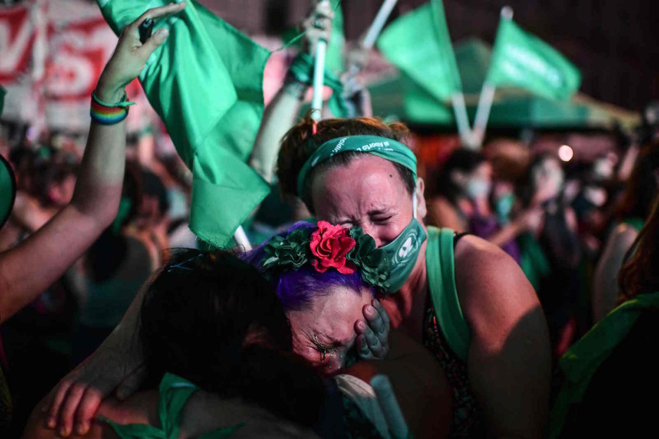 Gestos de alegría tras la luz verde del Senado argentino a la legalización del aborto. (Ronaldo SCHEMIDT/AFP)