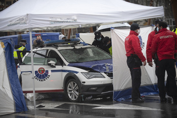 El coche, con un pequeño golpe en la parte delantera, tras ser sacado del río. (Juan Carlos RUIZ | FOKU)