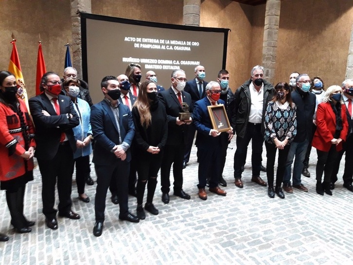 Entrega de la Medalla de Oro al presidente de Osasuna, Luis Sabalza. 