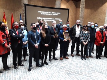 Entrega de la Medalla de Oro al presidente de Osasuna, Luis Sabalza. (Europa Press)