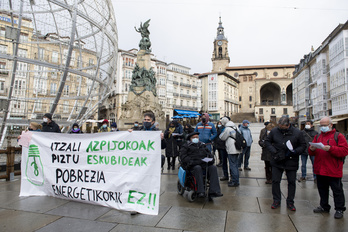 Pobrezia energetikoaren arazoa plazaratzeko Gasteizen egin duten elkarretaratzea. (Raul BOGAJO/FOKU)