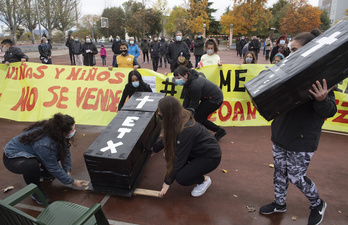 Protesta en noviembre en Etxabakoitz para denunciar la eliminación de los programas de prevención comunitaria en el barrio. (Jagoba MANTEROLA/FOKU)