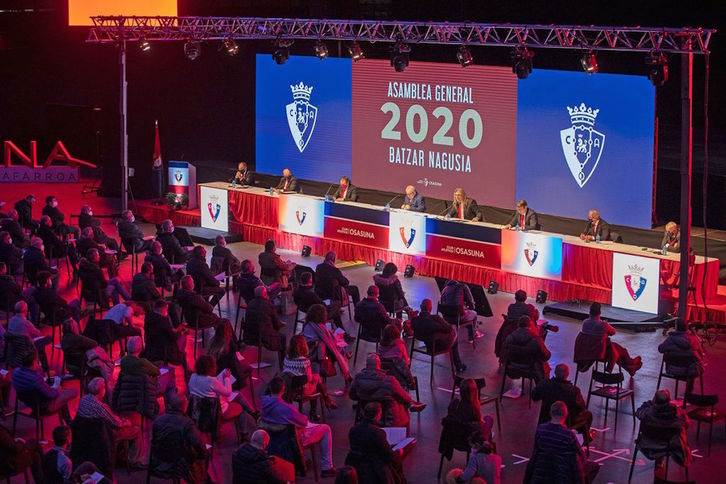 Imagen de la asamblea de Osasuna. (@CAOsasuna)