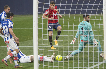 Aunque en la imagen parezca gol, el tiro de Budimir se fue al palo. (Jagoba MANTEROLA | FOKU)