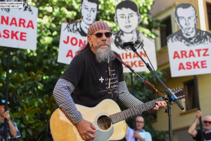 Enrique Villareal actúa tras una manifestación por los jóvenes de Altsasu. (Jon URBE | FOKU)