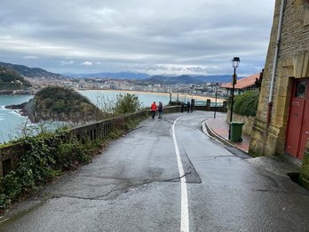 Imagen del deslizamiento de tierra en el Paseo del Faro. (@SocialistasDono)