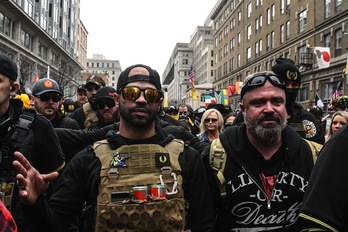 Enrique Tarrio, líder de los Proud Boys, en una marcha en Washington en diciembre. (Stephanie KEITH/AFP)