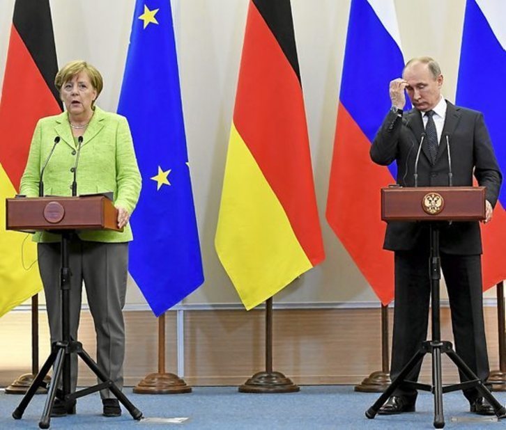 Imagen de archivo de un encuentro entre Merkel y Putin. (AFP)