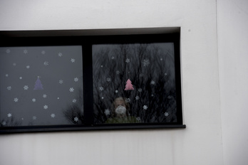 Una persona usuaria saluda desde la ventana de la residencia donde comenzó la vacunación en Gipuzkoa.    (Gorka RUBIO I FOKU)