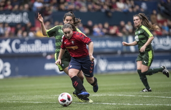 Imagen del derbi disputado en El Sadar entre Osasuna y Eibar. (Jagoba MANTEROLA / FOKU)