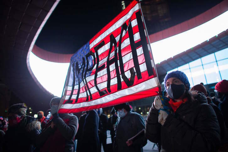 Manifestantes reclaman en Nueva York que se inicie el proceso de destitución de Trump. (Kena BETANCUR/AFP)