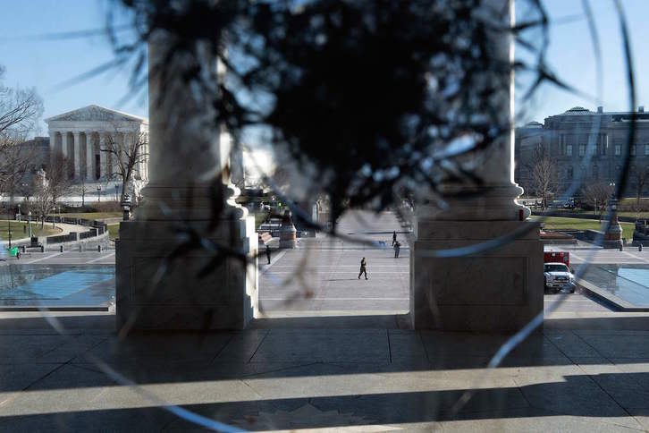 Vista del Tribunal Supremo desde una ventana rota del Capitolio. (Brendan SMIALOWSKI/AFP)