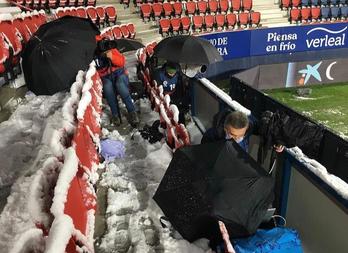 Reporteros gráficos en el Sadar durante el partido entre Osasuna y Real Madrid (Foto: Oskar Montero)