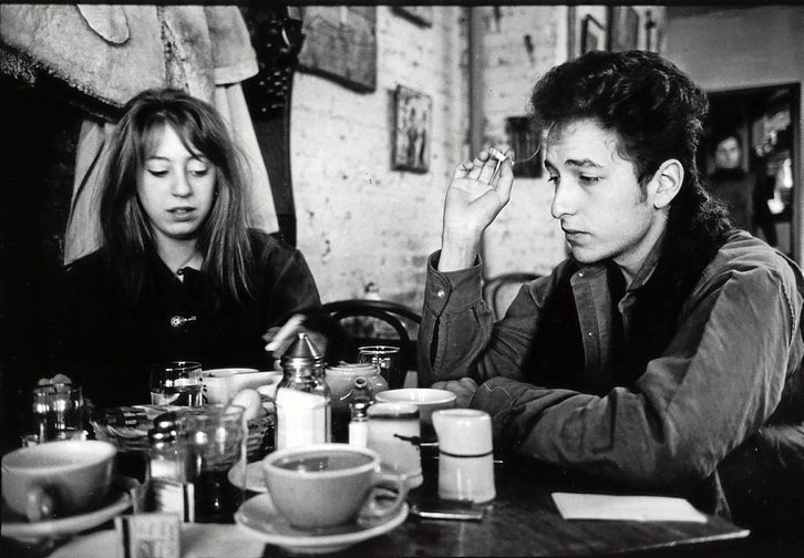 Suze Rotolo y Bob Dylan, en 1963. (Barlin Libros)