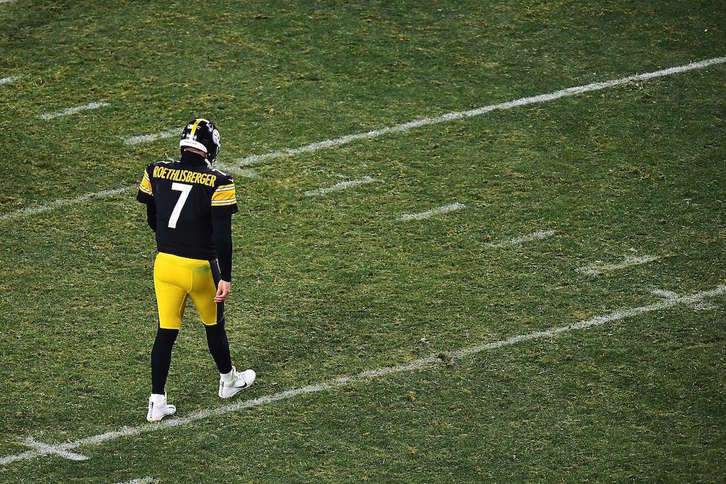Ben Roethlisberger, quarterback de Pittsburgh, camina cabizbajo tras la derrota ante Cleveland Browns. (Joe SARGENT / AFP)